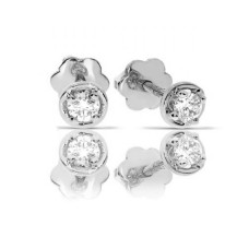 0.20 Carat Diamond Stud Earrings Reflection